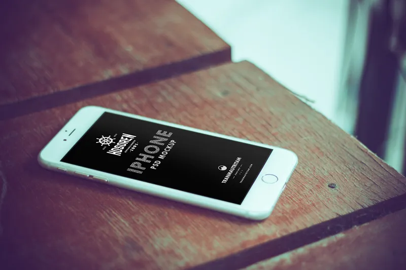 10 Photorealistic iPhone 6 Free PSD Mockups