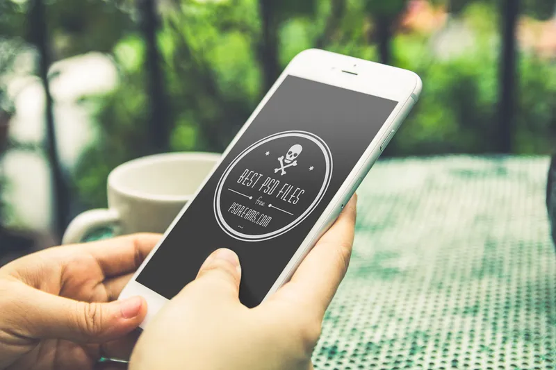6 Free iPhone 6 PSD Mockups