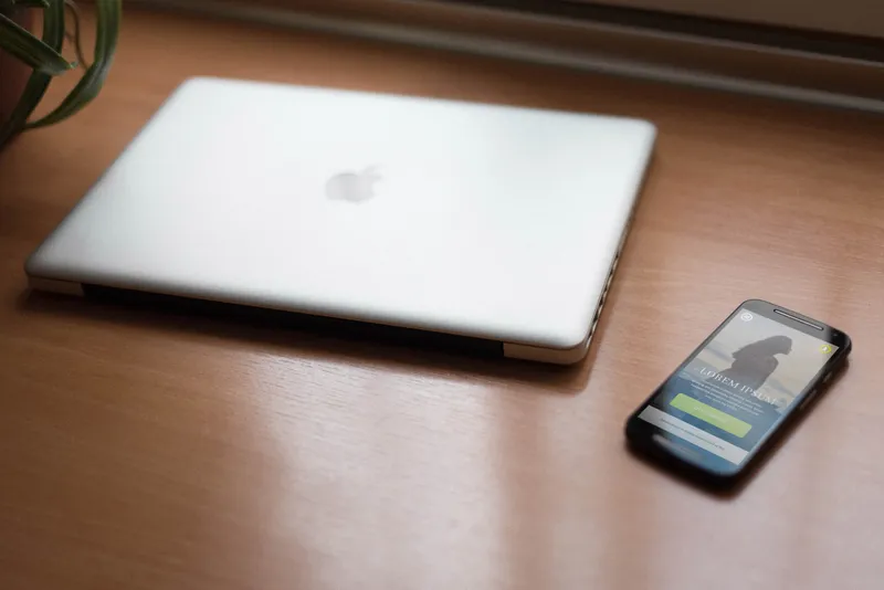 7 Smartphone & Notebook PSD Mockups