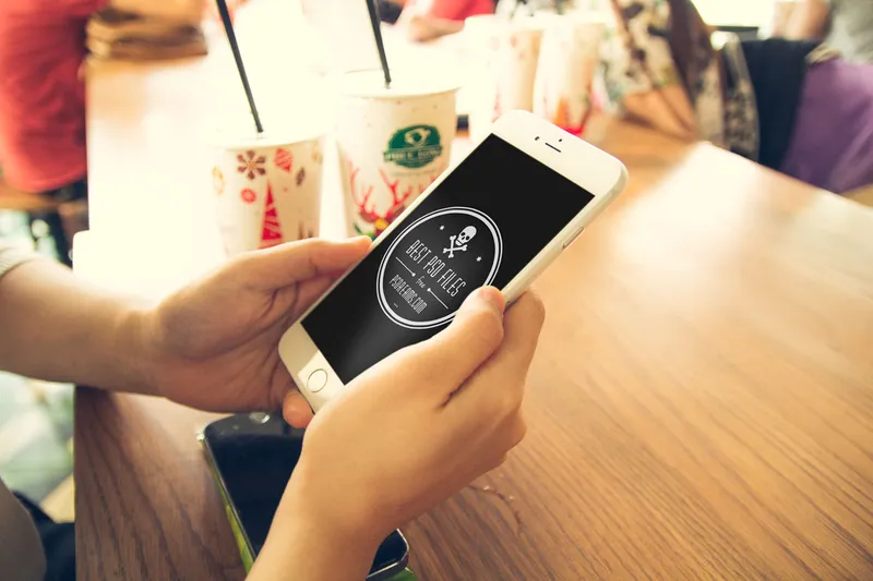 8 Free iPhone 6 PSD Mockups