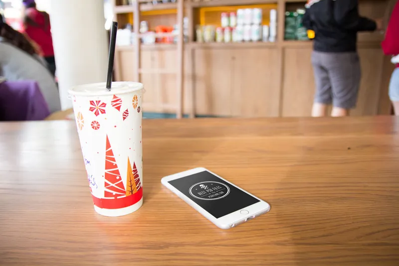 8 Free iPhone 6 PSD Mockups